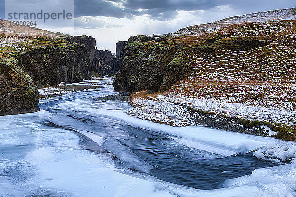 Island  der Fluss Fjadra und die Fjadrargljufur-Schlucht im Winter