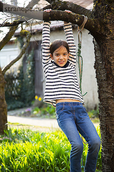 Porträt eines lächelnden Mädchens beim Spielen im Garten