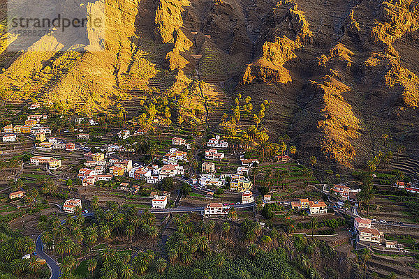 Spanien  Santa Cruz de Tenerife  Valle Gran Rey  Luftaufnahme von Dorfhäusern auf La Gomera in der Abenddämmerung