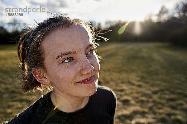 Porträt eines lächelnden Mädchens auf einer Wiese