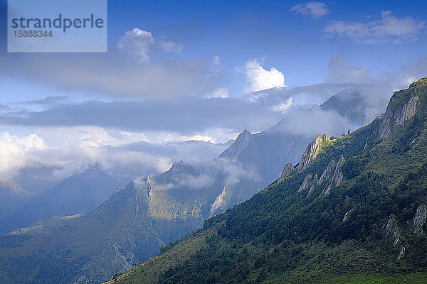 Frankreich  Hautes-Pyrénées  Malerische Berglandschaft zwischen den Pässen Col du Soulor und Col dAubisque