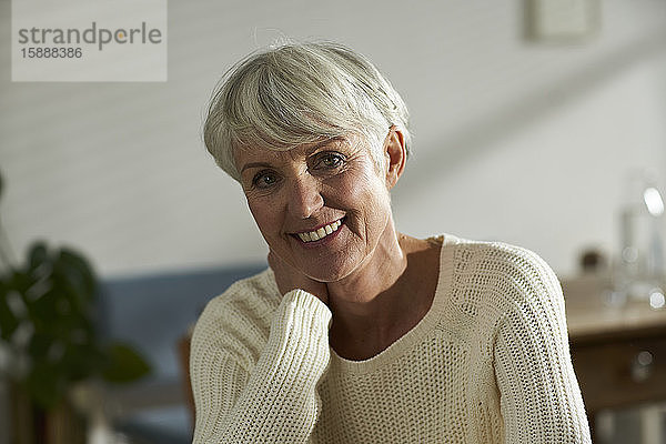 Porträt einer älteren Frau mit kurzen grauen Haaren