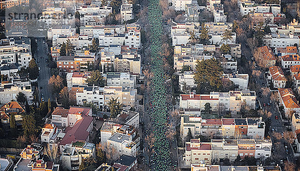 Spanien  Madrid  Hubschrauberansicht der Menschenmenge  die am Marathon von San Silvestre Vallecana teilnimmt