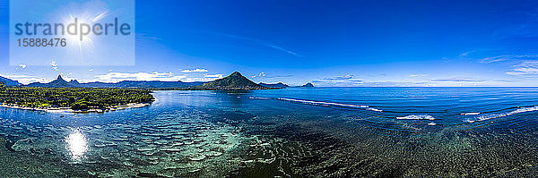 Mauritius  Black River  Flic-en-Flac  Luftpanorama der blauen Küste des Indischen Ozeans mit dem Berg Tourelle du Tamarin im Hintergrund