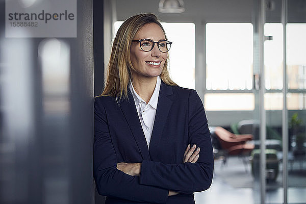 Porträt einer lächelnden Geschäftsfrau im Amt
