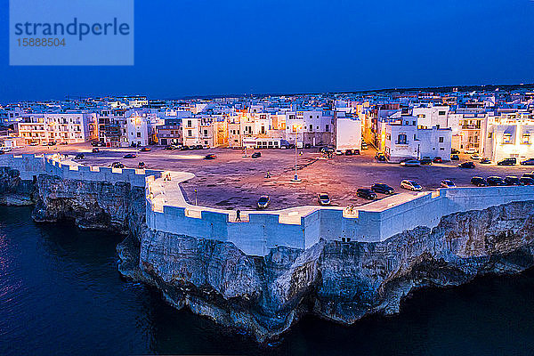 Italien  Apulien  Polignano a Mare  Luftaufnahme der Küstenstadt in der Abenddämmerung