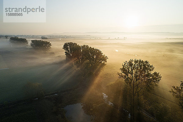 Deutschland  Bayern  Drohnenansicht der Landschaft bei nebligem Sonnenaufgang