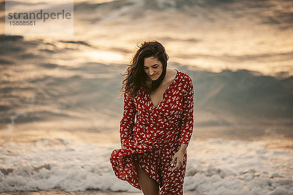 Frau an der Strandpromenade bei Sonnenaufgang  Miami  Florida  USA