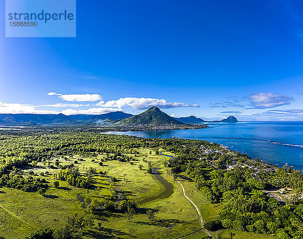 Mauritius  Black River  Flic-en-Flac  Luftaufnahme des blauen Himmels über einem Küstendorf im Sommer mit dem Berg Tourelle du Tamarin im entfernten Hintergrund