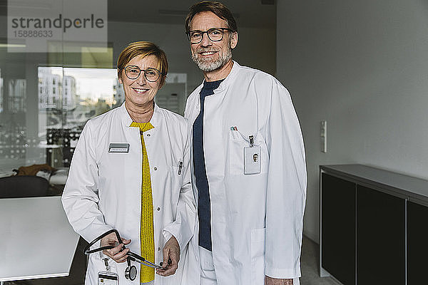 Porträt von zwei selbstbewussten Ärzten