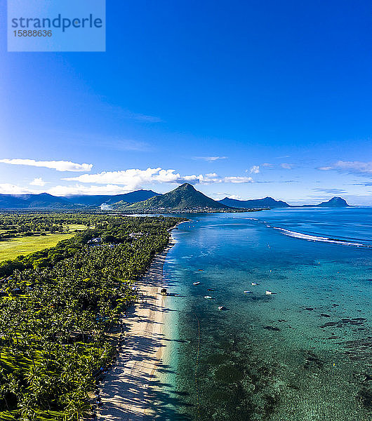Mauritius  Black River  Flic-en-Flac  Luftaufnahme von Palmen entlang des Küstenstrandes im Sommer mit dem Berg Tourelle du Tamarin im entfernten Hintergrund