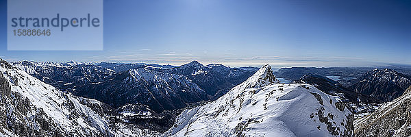 Panorama der Orobie-Alpen von einer Bergschlucht aus  Lecco  Italien