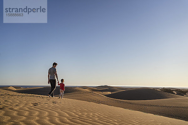 Vater und Tochter in Sanddünen  Gran Canaria  Spanien