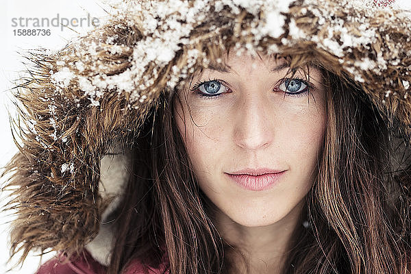 Porträt einer jungen Frau mit blauen Augen im Winter