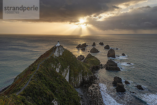 Neuseeland  Otago  Lange Exposition des Nugget Point bei launischem Sonnenaufgang