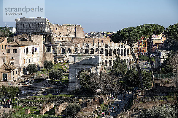 Italien  Rom  Hochwinkelansicht des römischen Forums  Titusbogen und Kolosseum