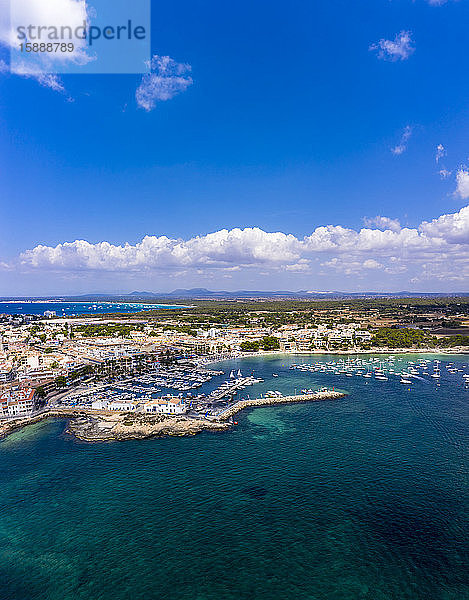 Spanien  Balearen  Colonia de Sant Jordi  Luftaufnahme des blauen Sommerhimmels über dem Hafen der Küstenstadt