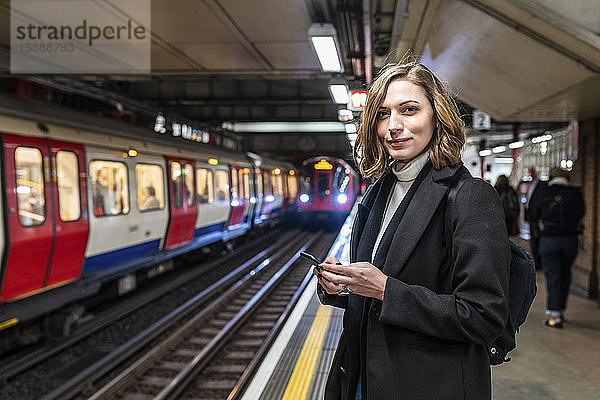 Porträt einer selbstbewussten Frau in der U-Bahn-Station  London  UK