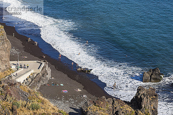 Portugal  Madeira  Funchal  Menschen  die sich im Sommer am Strand des Atlantischen Ozeans entspannen