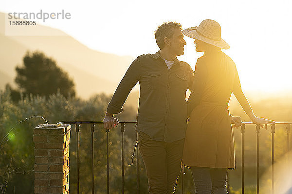 Paar genießt den Blick auf den Sonnenuntergang auf dem Lande  Orgiva  Andalusien  Spanien