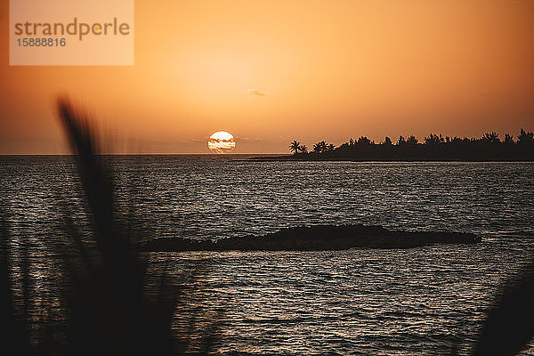 Sonnenaufgang über dem Meer  Bahamas  Karibik