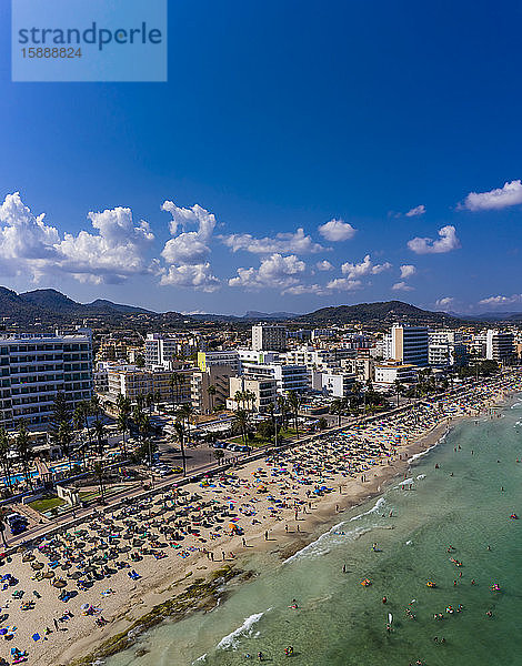 Spanien  Balearen  Cala Bona  Luftaufnahme des Himmels über dem Ferienort und dem überfüllten Strand im Sommer