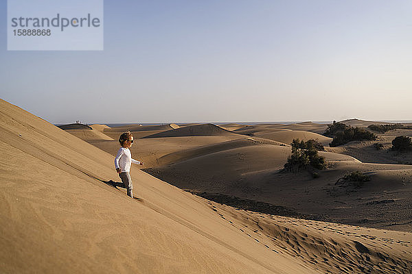 Mädchen rennt eine Sanddüne hinunter  Gran Canaria  Spanien