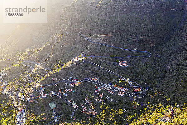 Spanien  Santa Cruz de Tenerife  Valle Gran Rey  Luftaufnahme der kurvenreichen Straße  die sich über ein Dorf im Bergtal erstreckt