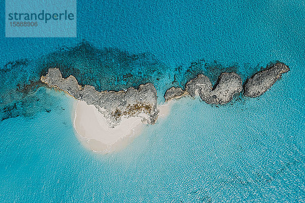 Karibik  Bahamas  Drohnenansicht einer verlassenen Insel in den Exumas