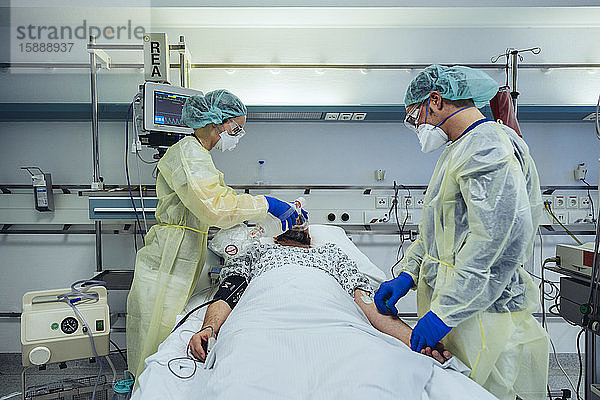 Ärzte  die Patienten auf der Notfallstation eines Krankenhauses betreuen  wechseln die Atmung von Sauerstoffmaske auf Beutelventilmaske