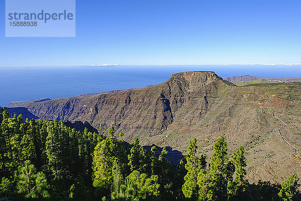 Spanien  Provinz Santa Cruz de Tenerife  La Fortaleza de Chipude mesa mit klarer Linie über dem Atlantik im Hintergrund