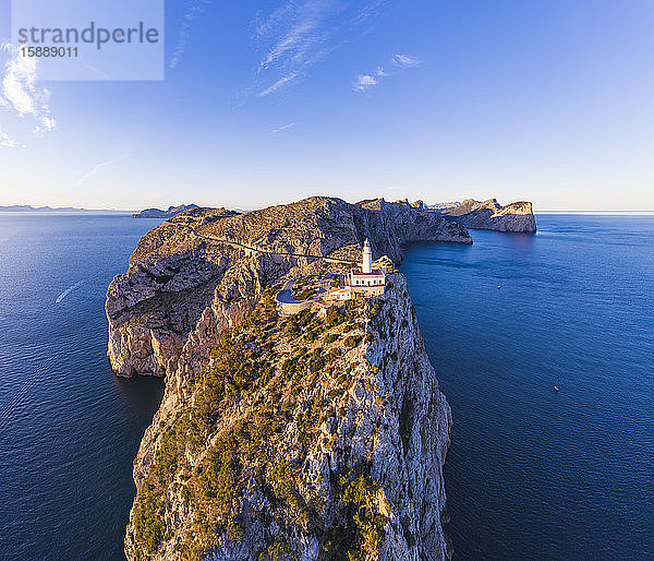 Spanien  Mallorca  Luftaufnahme des Formentor-Leuchtturms im Morgengrauen