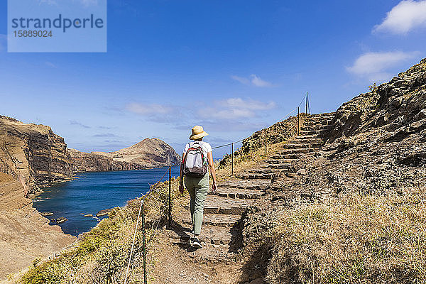 Portugal  Madeira  Wanderin beim Aufstieg über die Küstentreppe an der Ponta de Sao Lourenco