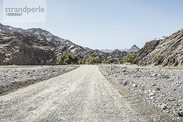 Oman  Ad Dakhiliyah  Leerer Feldweg in der Schlucht des Wadi Bani Awf