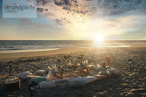 Gedeckter Esstisch am Strand gegen den Himmel bei wunderschönem Sonnenuntergang  Nayarit  Mexiko