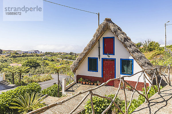 Portugal  Madeira  Santana  Fassade eines traditionellen dreieckigen Stadthauses mit Strohdach