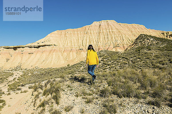 Frau wandert in der Wüstenlandschaft von Bardenas Reales  Arguedas  Navarra  Spanien