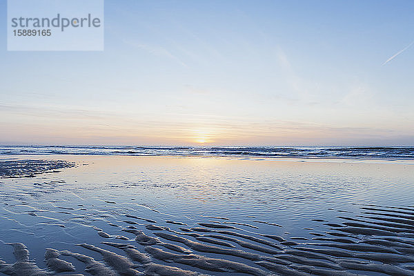 Szenische Ansicht des Meeres gegen den Himmel bei Sonnenuntergang  Nordseeküste  Flandern  Belgien
