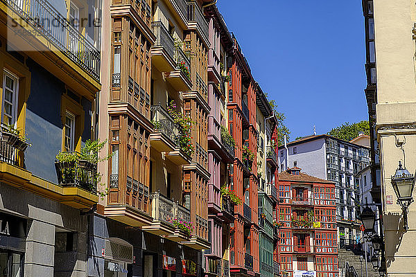 Spanien  Biskaya  Bilbao  Alte Wohnhäuser entlang der Straße Gurutze Kalea