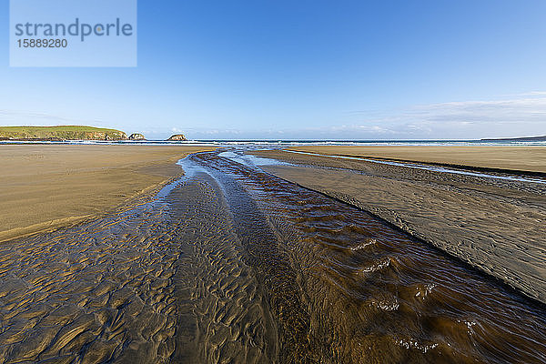 Neuseeland  Otago  Küstenwasser fließt durch den Sand von Tautuku Beach