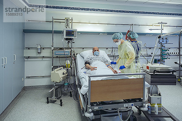 Ärzte  die Patienten auf der Notfallstation eines Krankenhauses betreuen und Blutproben entnehmen