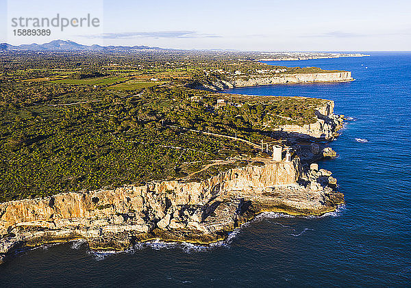 Spanien  Balearen  Santanyi  Luftaufnahme der Küstenklippen und Torre den Beu