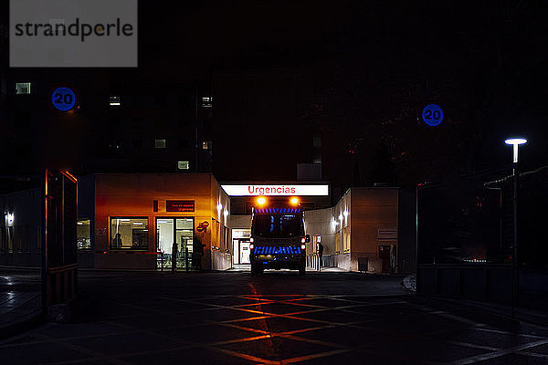 Ambulanz bei Notfalleinsatz im Krankenhaus  Madrid  Spanien