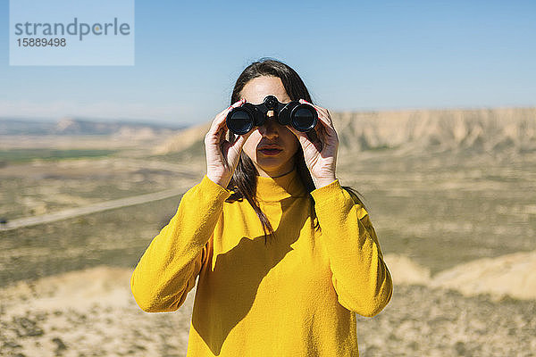 Porträt einer Frau mit Fernglas  Bardenas Reales  Arguedas  Navarra  Spanien