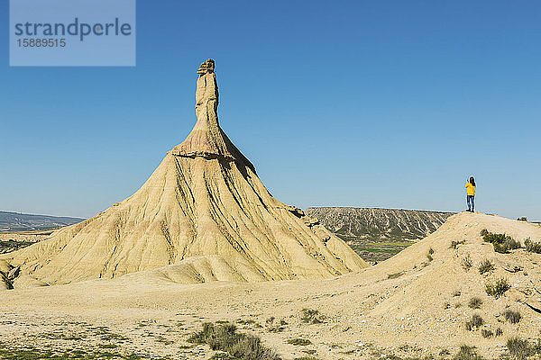 Frau in der Wüstenlandschaft von Bardenas Reales  Arguedas  Navarra  Spanien