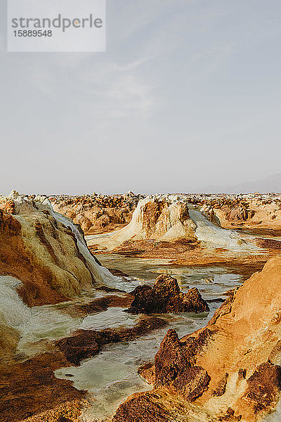 Vulkanische Landschaft gegen den Himmel im geothermischen Gebiet Dallol in der Danakil-Senke  Äthiopien  Afar