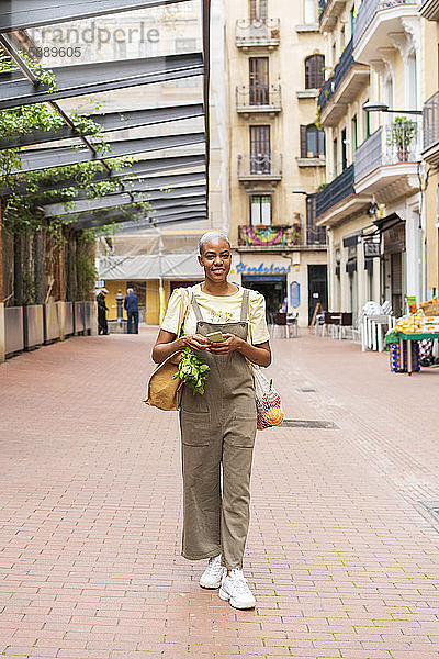 Frau mit Einkaufstüte geht in der Stadt