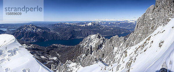 Panorama der Orobie-Alpen von einer Bergschlucht aus  Lecco  Italien