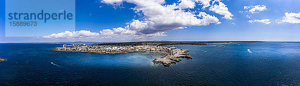 Spanien  Balearen  Colonia de Sant Jordi  Luftpanorama des Mittelmeers und der Stadt am Ufer der Bucht von Cala Galiota im Sommer