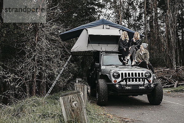 Glückliche Freunde unterhalten sich beim Camping im Jeep im Haleakala-Nationalpark  Maui  Hawaii  USA